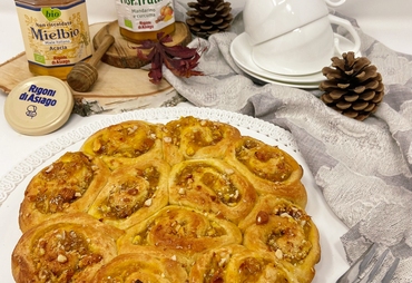 BRIOCHE RIPIENE DI MARMELLATA E MANDORLE