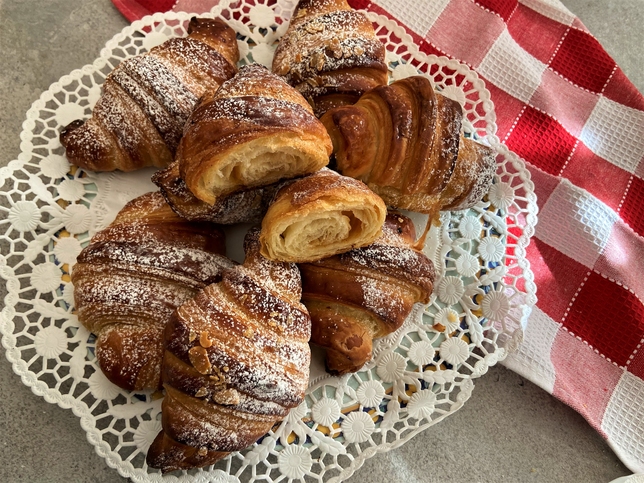 CORNETTI SFOGLIATI: DOLCE COCCOLA MATTUTINA