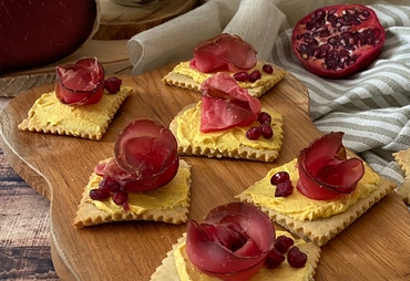 CRACKER DI RISO CON CREMA DI RICOTTA E BRESAOLA