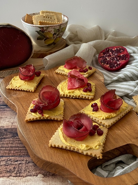 CRACKER DI RISO CON CREMA DI RICOTTA E BRESAOLA