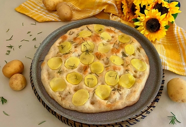 FOCACCIA IN GIORNATA CON PATATE E ROSMARINO