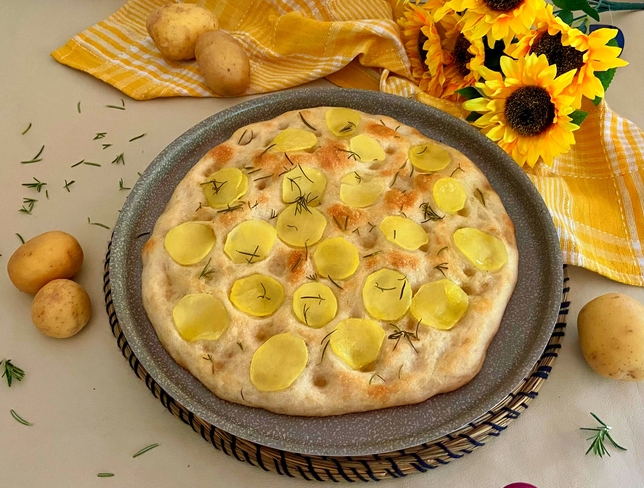 FOCACCIA IN GIORNATA CON PATATE E ROSMARINO