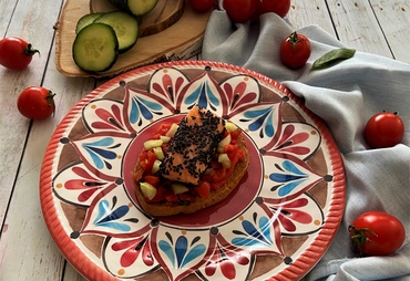 FRISELLE PUGLIESI CON POMODORINI E SALMONE