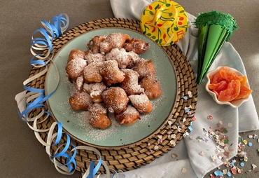 FRITTELLE DI CARNEVALE CON UVETTA E CANDITI