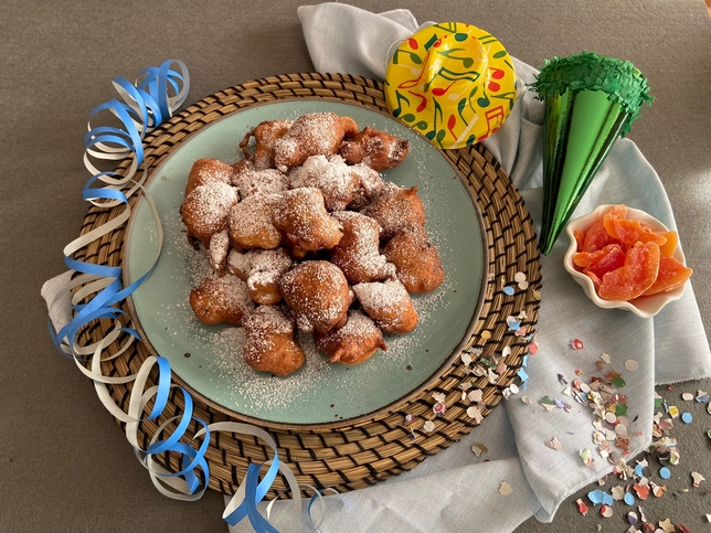 FRITTELLE DI CARNEVALE CON UVETTA E CANDITI