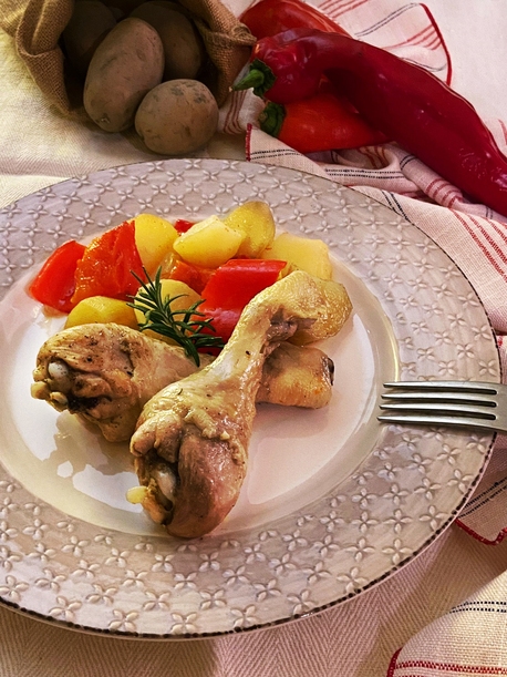 FUSI DI POLLO CON PATATE E PEPERONI CORNO