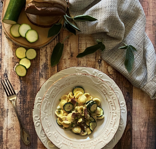 ORECCHIETTE CON STRACCIATELLA E ZUCCHINE