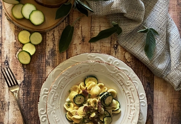 ORECCHIETTE CON STRACCIATELLA E ZUCCHINE