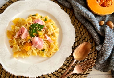 PASTA CON ZUCCA E PANCETTA COTTA CON MANDORLE