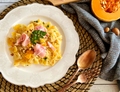 PASTA CON ZUCCA E PANCETTA COTTA CON MANDORLE