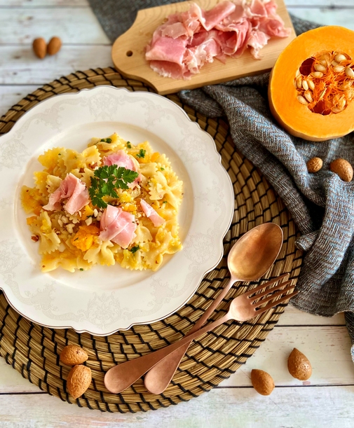 PASTA CON ZUCCA E PANCETTA COTTA CON MANDORLE