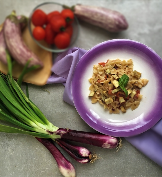 PASTA CON MELANZANE, POMODORI E MANDORLE