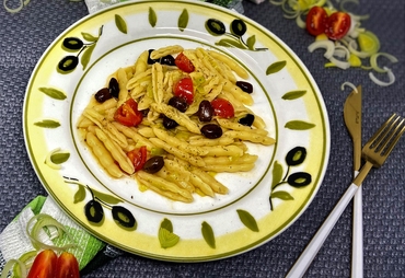 PASTA ALLE OLIVE TAGGIASCHE, POMODORI E PORRO