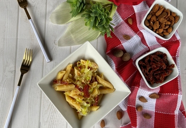 PASTA AI PORRI, POMODORI SECCHI E MANDORLE
