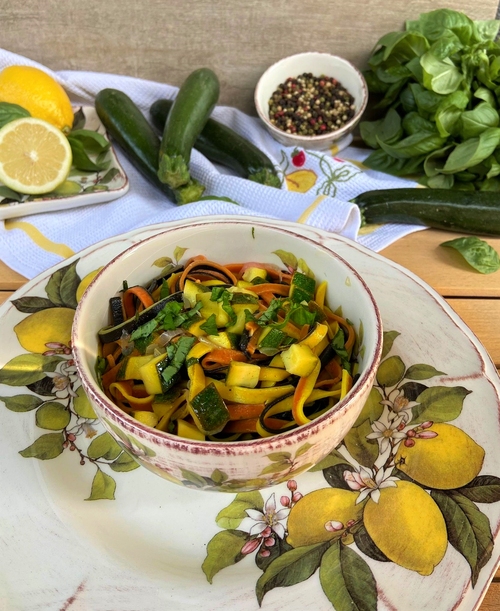 PASTA CON ZUCCHINE E LIMONE, PIATTO FRESCO