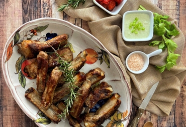 COSTINE DI MAIALE ALLA GRIGLIA E SALSA AL SEDANO