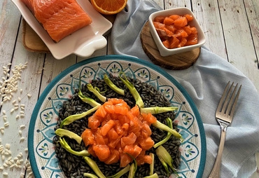RISOTTO AL NERO DI SEPPIA CON SALMONE E PUNTARELLE