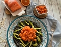 RISOTTO AL NERO DI SEPPIA CON SALMONE E PUNTARELLE