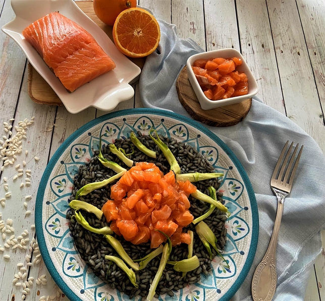 RISOTTO AL NERO DI SEPPIA CON SALMONE E PUNTARELLE