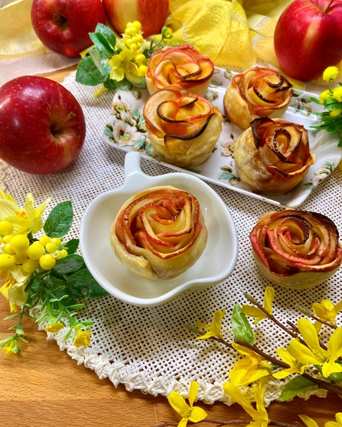 ROSE DI SFOGLIA E MELE: RICETTA DELL’8 MARZO