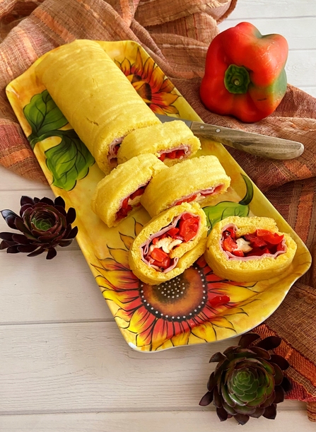 ROTOLO DI FRITTATA CON PROSCIUTTO E PEPERONI