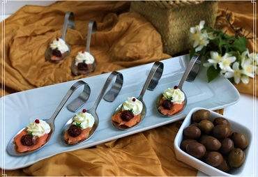 ANTIPASTI VELOCI CON SALMONE E PATE’ DI OLIVE