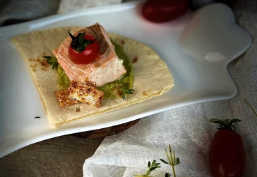 SALMONE NORVEGESE SCOTTATO CON AVOCADO E PIADINA