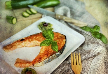 SALMONE CON ZUCCHINE PICCANTI, RICETTA RAPIDA