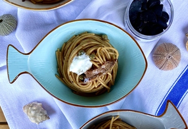 SPAGHETTI CON AGLIO NERO, ACCIUGHE E BURRATA