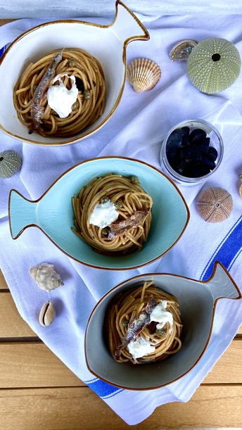 SPAGHETTI CON AGLIO NERO, ACCIUGHE E BURRATA