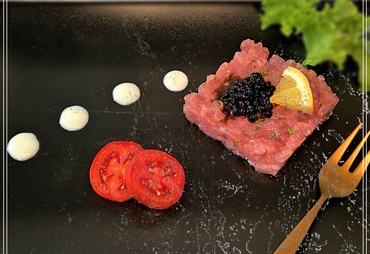 TARTARE DI TONNO CON SALSA DI YOGURT E PERLE D'ACETO