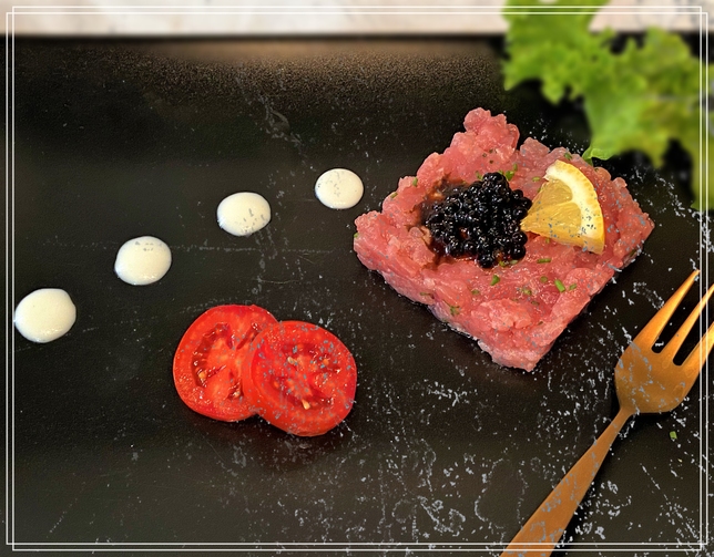 TARTARE DI TONNO CON SALSA DI YOGURT E PERLE D'ACETO