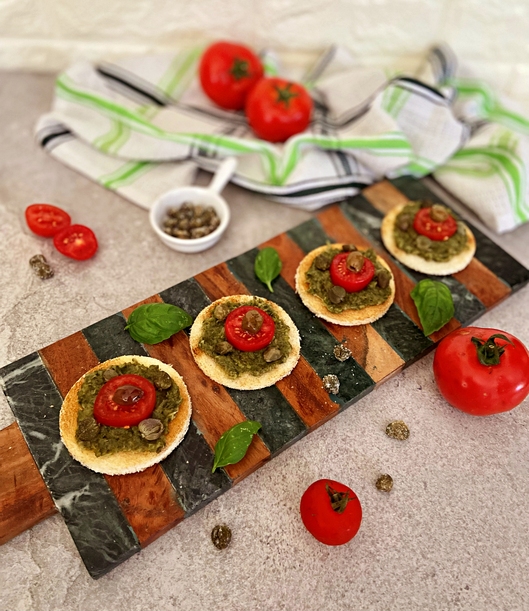 TARTINE VEGANE DI SCAROLA, CAPPERI E OLIVE